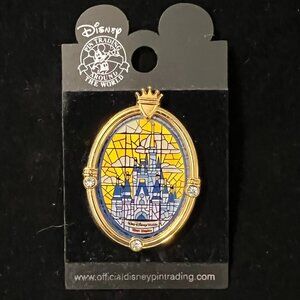2005 Disney Jeweled Cindarella Castle Magic Kingdom Pin ON CARD
